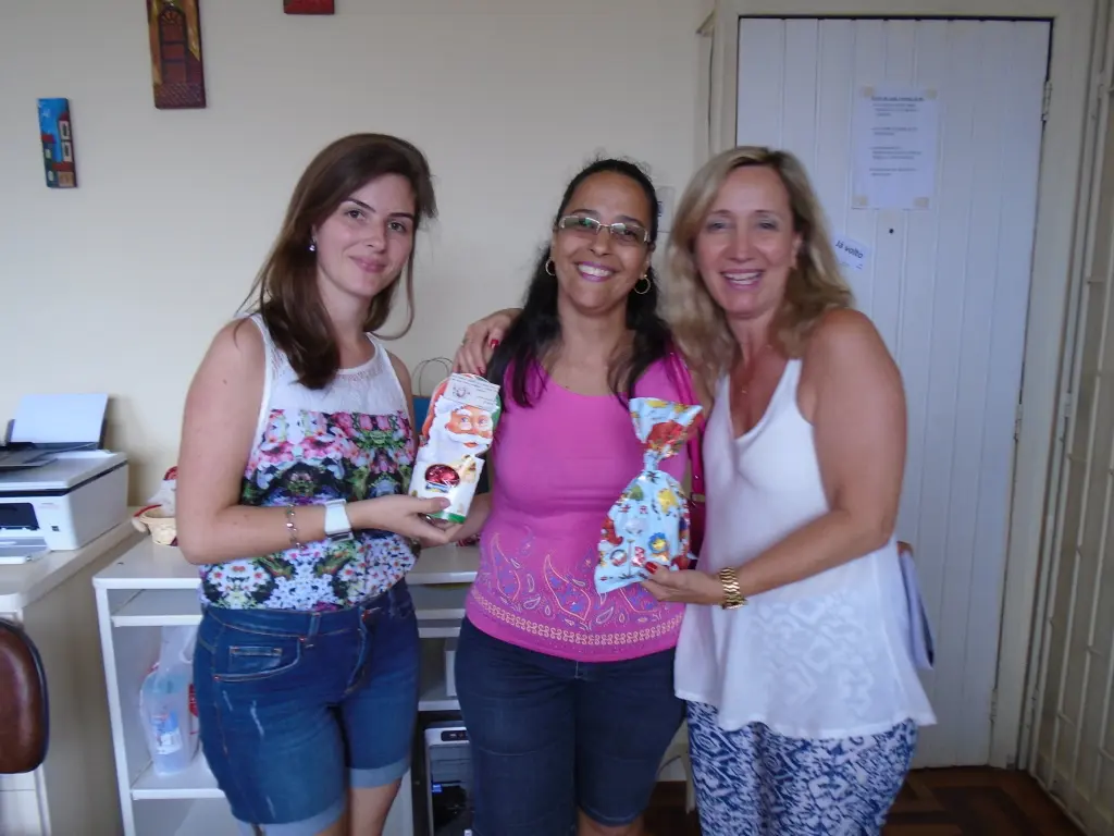 Entrega da lembrança de Natal a Secretára Geral, Sra. Lilian.