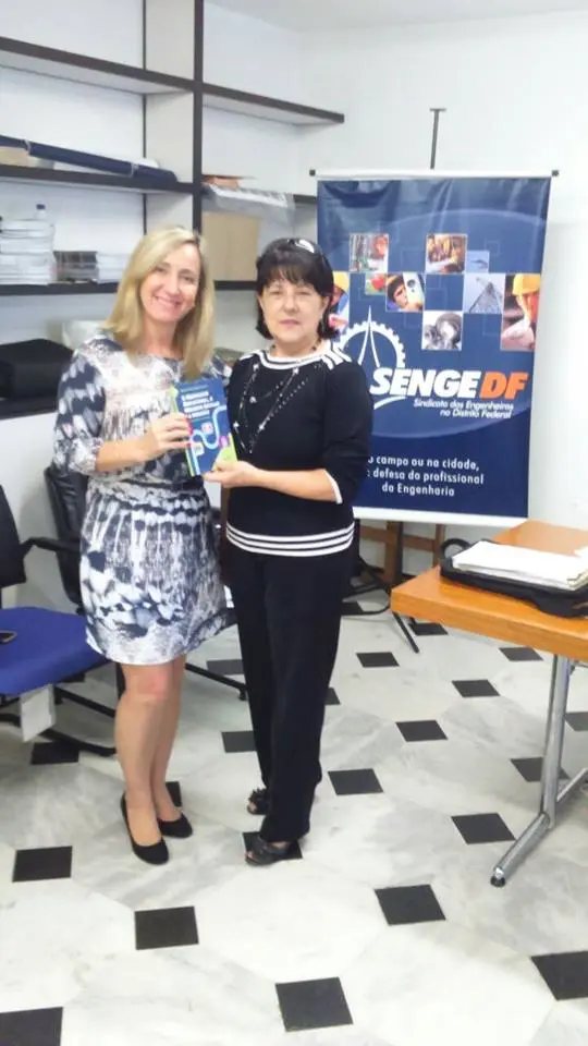 Presidente da AOESC, Diléia Pereira Bez Fontana recebendo o livro "O Orientador Educacional, o Mediador da Escolar e a Inclusão - Um caminho em construção" da autora e Presidente da ASFOE, Sra. Marise Miranda Gomes.