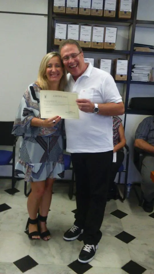Sra. Diléia recebendo seu Certificado. 
