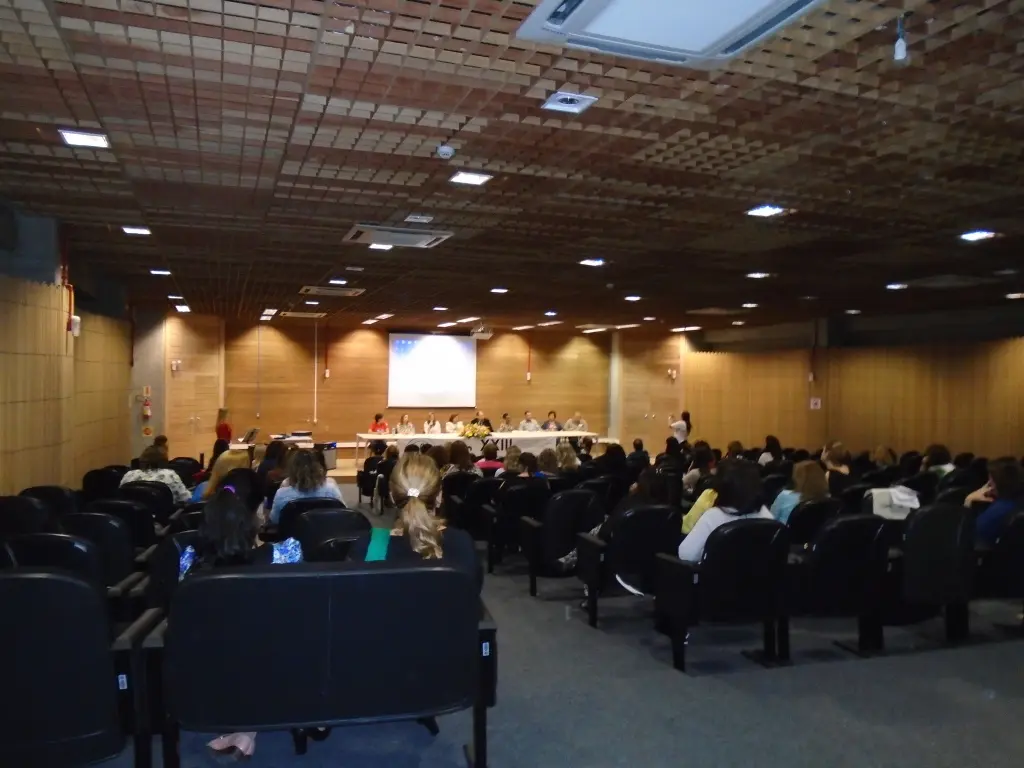 Participantes no auditório. 