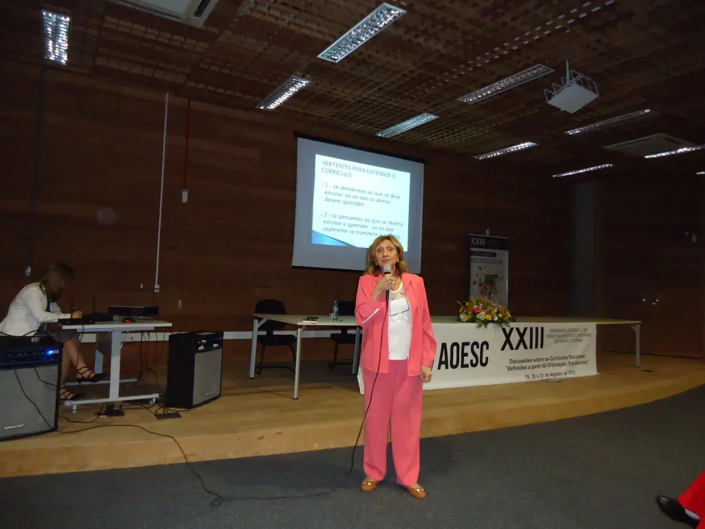 Palestra "Dialogando sobre Orientadores Educacionais em ação, análise e registros de uma nova época de trabalhar o Currículo Escolar", ministrada pela Profa Dra. Mirian Paura S. Z. Grinspun. 