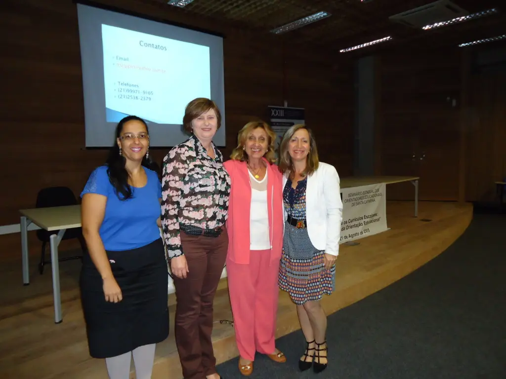 Diretoria da AOESC (esq. dir., Sra. Lilian de Souza Gomes, Marli Marlene Schmidt e Sra. Diléia Pereira Bez Fontana) e a palestrante Profa. Dra. Mirian Paura S. Z. Grinspun. 