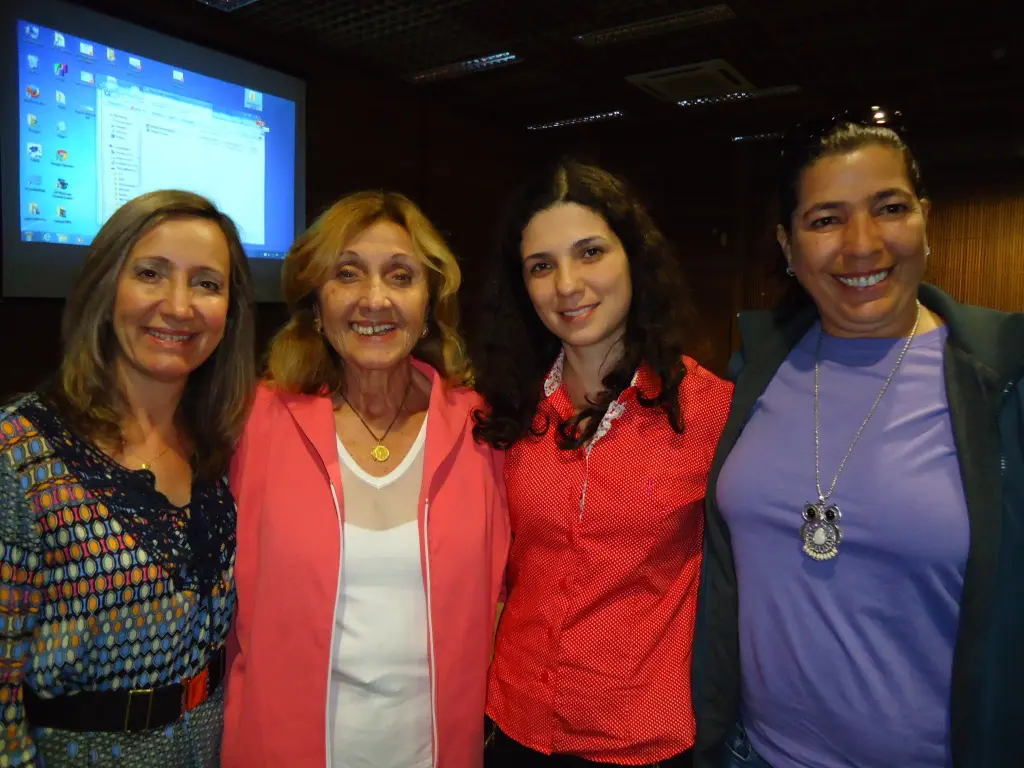 Palestrante Profa Dra. Mirian Paura S. Z. Grinspun com participantes do XXIII Seminário da AOESC.