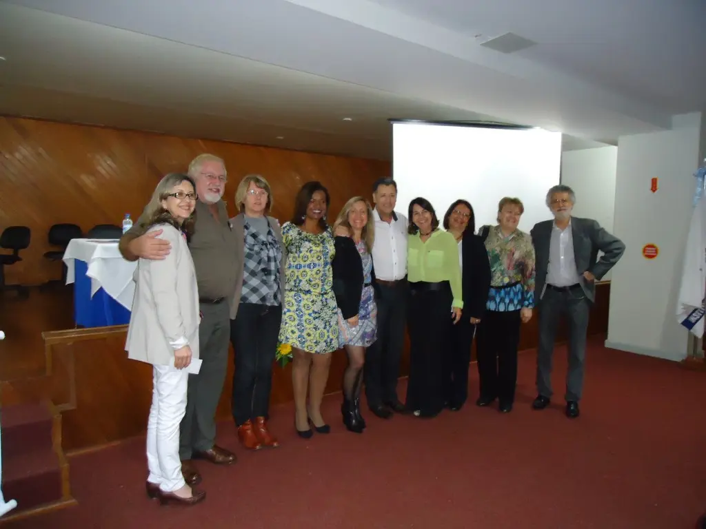 Participantes do evento posam para foto ao lado do Prof. Dr. Luiz Carlos de Freitas da UNICAMP.