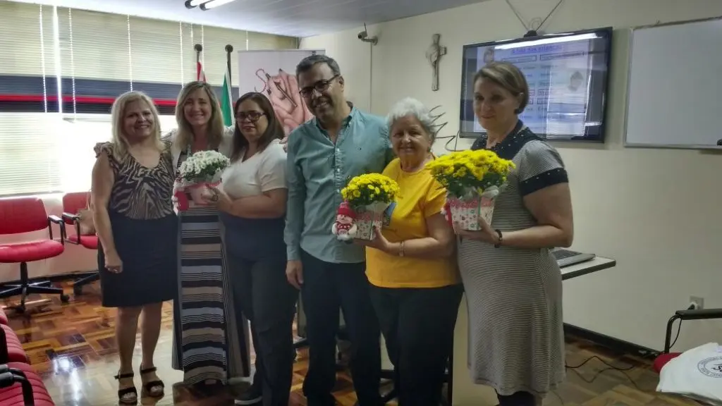 Homenagem da AOESC para as Ex-Presidentes, Sra Marilys Barreto, Sra Enara Paes E Lima e Sra Marilda Rios Martins, representada pela Sra Marli Carvalho; e à nossa atual Presidente Diléia Pereira Bez Fontana. A AOESC agradece a dedicação à nossa Associação. 