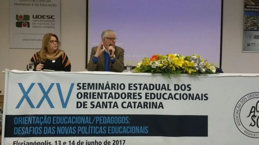 Palestra: Diretrizes Curriculares do curso de Pedagogia. Palestrante: Dr. Sergio Roberto Kieling Franco. Coordenação de mesa: Graziela Raupp Pereira.