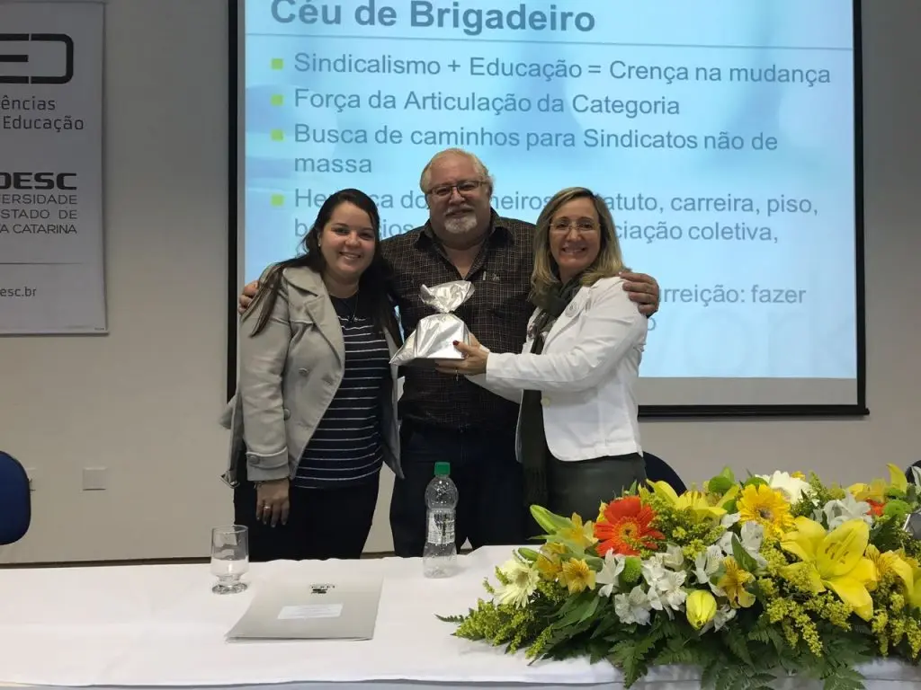 O.E Msc. Raquel da Veiga Pacheco e Presidente da AOESC Diléia Pereira Bez Fontana, entregam uma lembrança ao palestrante Prof. Dr. João Rodrigues de Souza. 