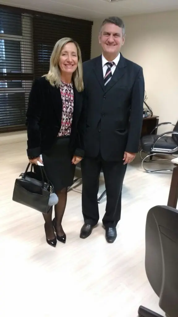Rogério Macanhão Assessor Parlamentar e a Presidente da AOESC Sra. Diléia Pereira Bez Fontana.