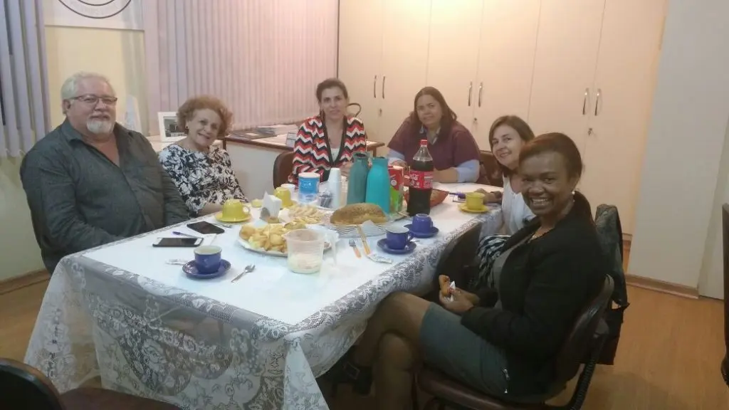 Presentes na reunião: Sra. Diléia Pereira Bez Fontana, Sra. Lúcia Maria dos Santos Machado, Sra. Selma David Lemos, Sra. Suely Souza de Brum, Sra. Rosângela Aparecida Ferini Vargas Chede, Sra. Aparecida Antonia Demambro, Sr. João Alberto Rodrigues de Souza e o Sr.Zigo Sbalchiero.