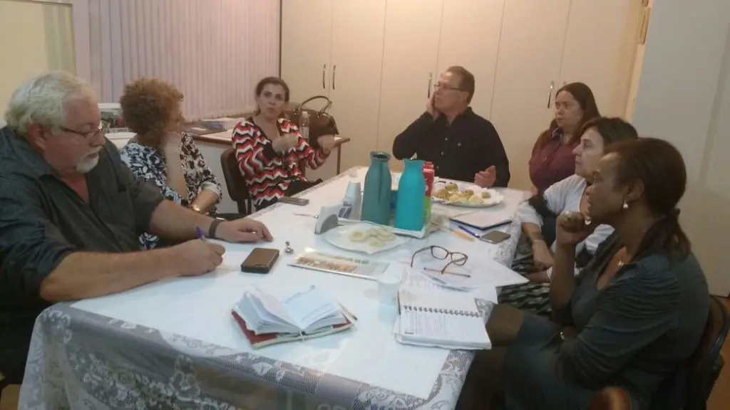 Presentes na reunião: Sra. Diléia Pereira Bez Fontana, Sra. Lúcia Maria dos Santos Machado, Sra. Selma David Lemos, Sra. Suely Souza de Brum, Sra. Rosângela Aparecida Ferini Vargas Chede, Sra. Aparecida Antonia Demambro, Sr. João Alberto Rodrigues de Souza e o Sr.Zigo Sbalchiero.