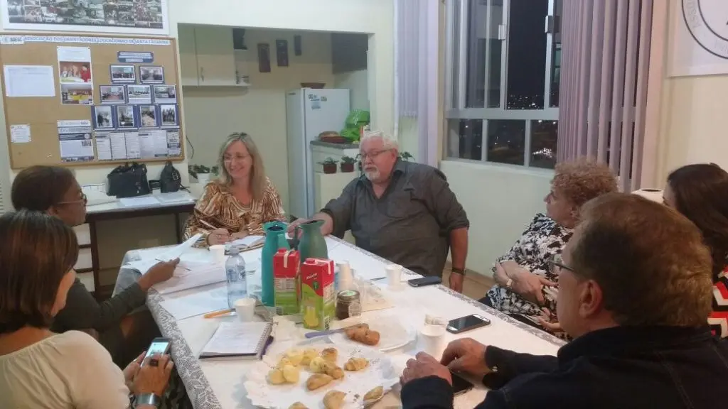 Presentes na reunião: Sra. Diléia Pereira Bez Fontana, Sra. Lúcia Maria dos Santos Machado, Sra. Selma David Lemos, Sra. Suely Souza de Brum, Sra. Rosângela Aparecida Ferini Vargas Chede, Sra. Aparecida Antonia Demambro, Sr. João Alberto Rodrigues de Souza e o Sr.Zigo Sbalchiero.