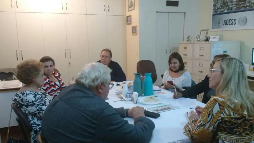 Presentes na reunião: Sra. Diléia Pereira Bez Fontana, Sra. Lúcia Maria dos Santos Machado, Sra. Selma David Lemos, Sra. Suely Souza de Brum, Sra. Rosângela Aparecida Ferini Vargas Chede, Sra. Aparecida Antonia Demambro, Sr. João Alberto Rodrigues de Souza e o Sr.Zigo Sbalchiero.