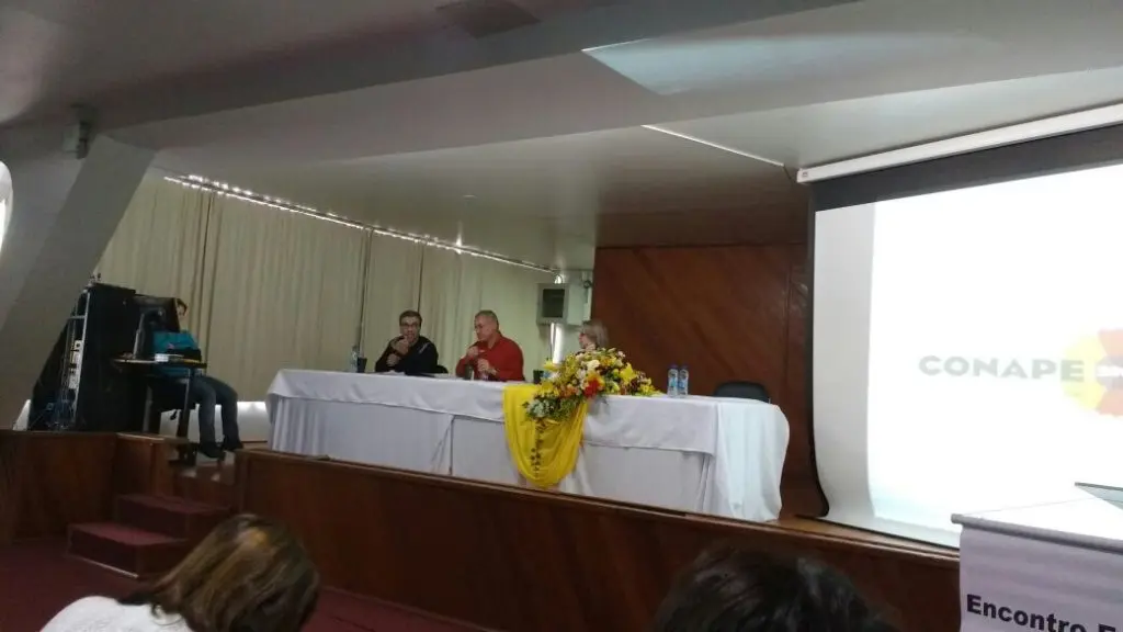  Painel: Formação, carreira e valorização dos profissionais ou do magistério da Educação Básica Palestrante: Heleno Araújo – CNTE.Debatedores: Rosimeri Jorge da Silva – ASESC e Lourival José Martins – UDESC. Segundo dia do XXVI Encontro Estadual dos Supervisores Escolares de Santa Catarina.  