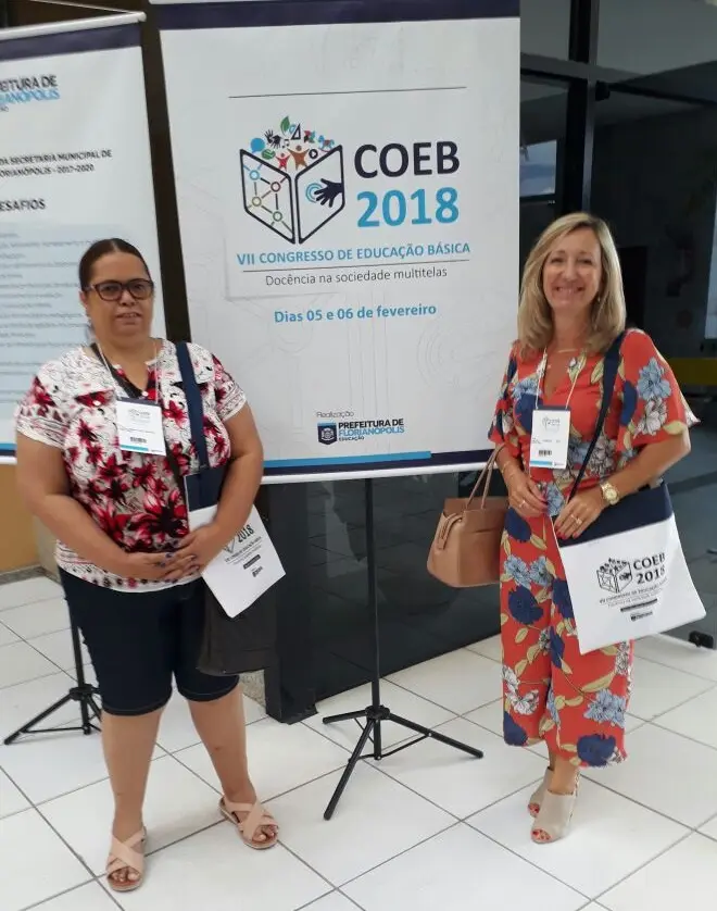 Vice-Presidente da AOESC, Sra. Diléia Pereira Bez Fontana e pela Tesoureira da AOESC, Sra. Lúcia Maria dos Santos Machado no VII Congresso de Educação Básica. 