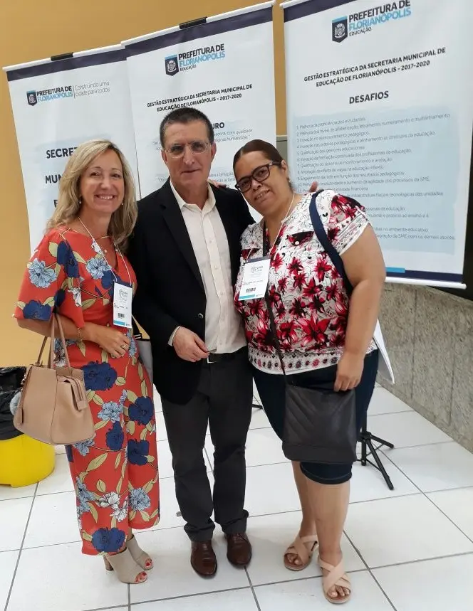 Vice-Presidente da AOESC, Sra. Diléia Pereira Bez Fontana e pela Tesoureira da AOESC, Sra. Lúcia Maria dos Santos Machado com o palestrante Profº Dr. José Augusto Pacheco - Universidade do Minho - UMinho (Portugal).