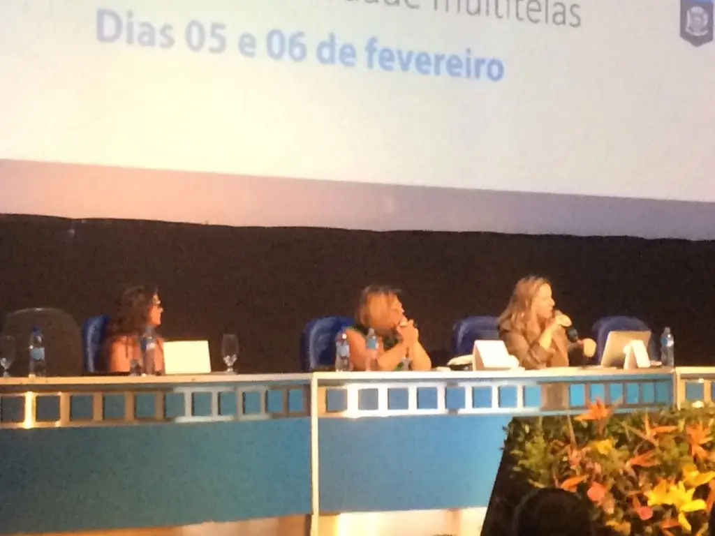 Mesa redonda “Docência e desafios curriculares na Educação Básica” - Profª Dra. Júlia Siqueira da Rocha - Secretaria Estadual de Educação - SEE-SC - Profª Dra. Márcia Buss-Simão - Universidade do Sul de de Santa Catarina - UNISUL Mediação: Profª Dra Geovana Mendonça Lunardi Mendes - Universidade do Estado de Santa Catarina – UDESC.