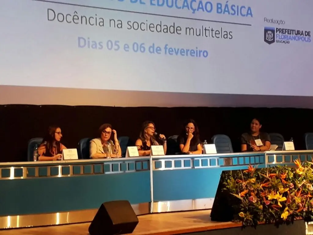 10h30min às 12h – Apresentação de Trabalhos “Relatos de Experiências” Eixo –Eixo: Currículo e Práticas Pedagógicas - O empoderamento de idosos na escolarização da EJA do Núcleo de Estudos da Terceira Idade/UFSC. Cássia Cilene de Almeida Chalá Machado. - Movimentos de mudança curricular nas experiências de educação integral em redes e escolas públicas de Santa Catarina. Edilene Eva de Lima. - A brincadeira das e entre as crianças bem pequenas: implicações na constituição da linguagem e na participação em contexto de educação infantil. Joselma Salazar de Castro. - Educação, comunicação e tecnologia nas dissertações e teses do Programa de Pós-Graduação em Educação da Universidade do Estado de Santa Catarina: indícios de uma prática pedagógica educomunicativa. Wanessa Matos Vieira. Mediação: Profª Dra. Rosinete Valdeci Schmitt - Assessora da Diretoria de Educação Infantil da Secretaria Municipal de Educação de Florianópolis. Local: Auditório Garapuvu