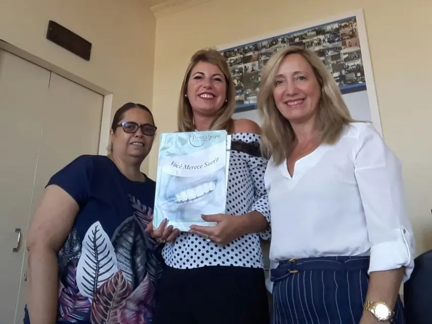 Presidente da AOESC, O.E Diléia Pereira Bez Fontana, Tesoureira da AOESC, O.E Lucia Maria dos Santos Machado e Sra. Roselane Alves, Gerente Comercial da Dentalprev.