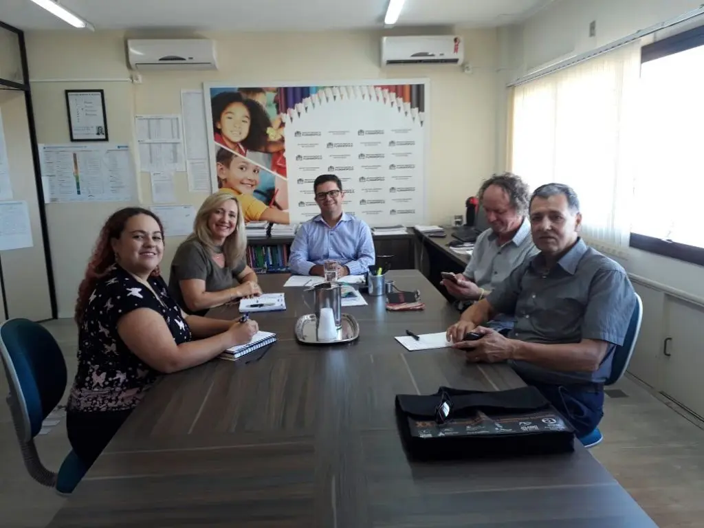 Audiência na Secretaria Municipal de Educação com o Secretario Municipal de Educação Prof. Maurício Fernandes Pereira e os Especialistas em Educação, O.E Diléia Pereira Bez Fontana Presidente da AOESC, Sr. Eloi Zambon Presidente AAESC e os Representantes da ASESC, Camila Mendes de Jesus Moranza e Celso.