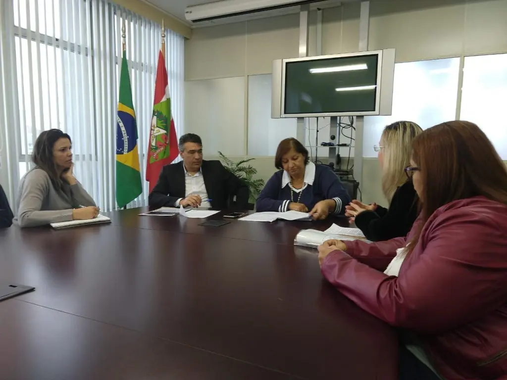 Presidente da AOESC, Sra. Diléia Pereira Bez Fontana e a Tesoureira da AOESC, Sra. Lúcia Maria dos Santos Machado, estiveram em audiência, com o Chefe de Gabinete da Secretaria Estadual de Educação de Santa  Catarina - SED, Sr. Wilson Pereira, e a Diretora de Gestão de Pessoas, Sra. Avani Estip Fernandes.