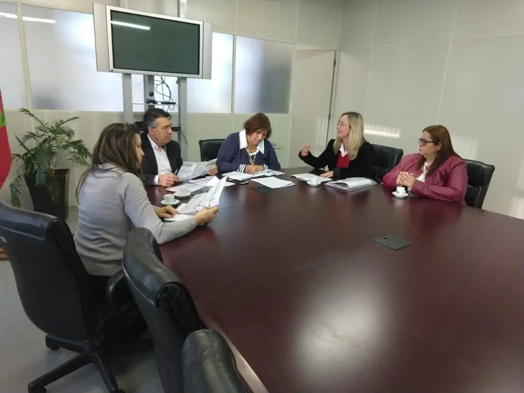 Presidente da AOESC, Sra. Diléia Pereira Bez Fontana e a Tesoureira da AOESC, Sra. Lúcia Maria dos Santos Machado, estiveram em audiência, com o Chefe de Gabinete da Secretaria Estadual de Educação de Santa  Catarina - SED, Sr. Wilson Pereira, e a Diretora de Gestão de Pessoas, Sra. Avani Estip Fernandes.