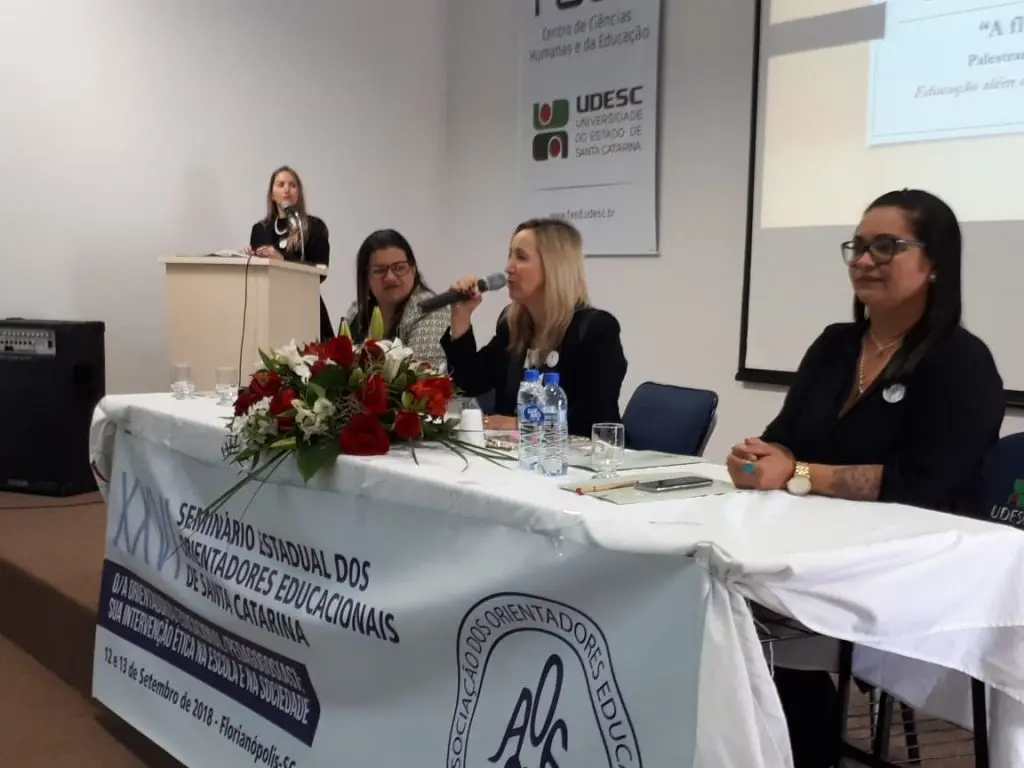 Primeira Palestra: Palestrante Thatiana, Coordenadora de Mesa, O.E. Diléia e Debatedora, O.E. Juliana Maués Silva.