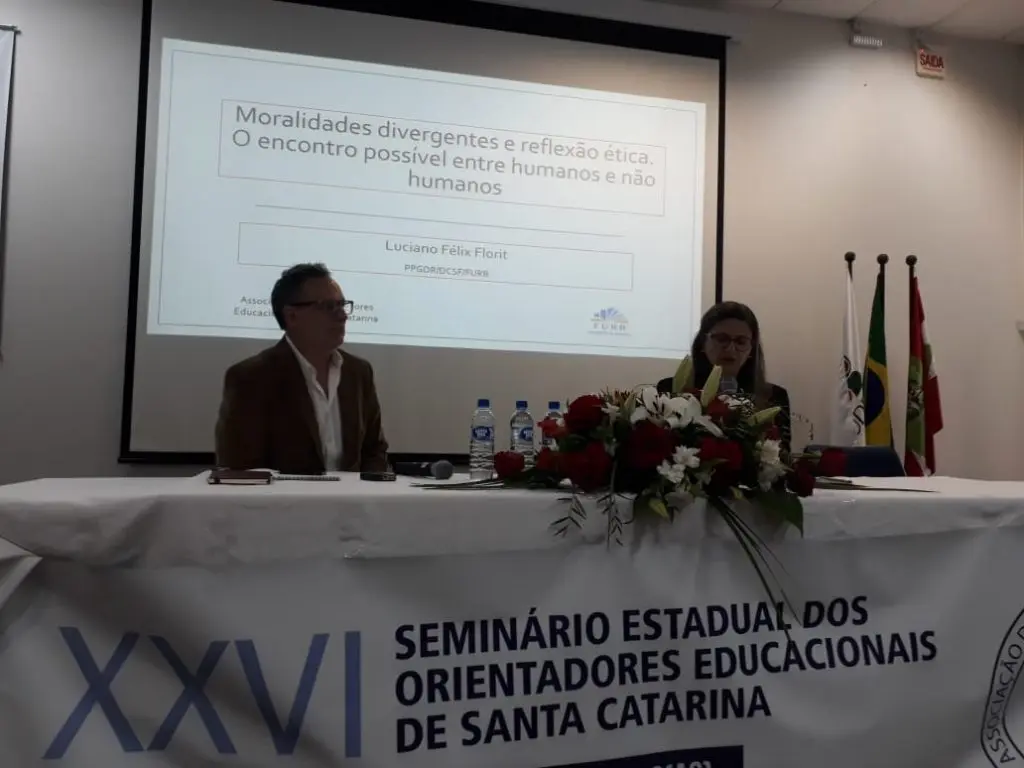 Palestra: "Moralidades divergentes e reflexão ética. O encontro possível entre humanos e não humanos";. Com o Palestrante: Prof. Dr. Luciano Félix Florit -