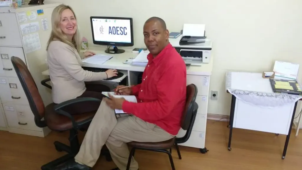 Presidente da AOESC, O.E. Diléia com o Professor e Orientador Educacional Adenilson Ribeiro dos Santos.