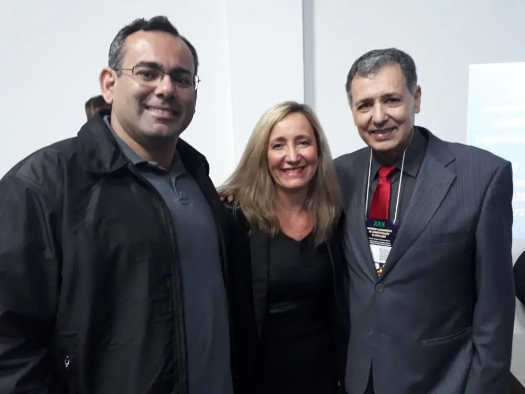 Presidente da AOESC, Sra. Diléia Pereira Bez Fontana, com o Presidente da AAESC, Sr. Eloi Zambon e o Palestrante Sandro Medeiros.