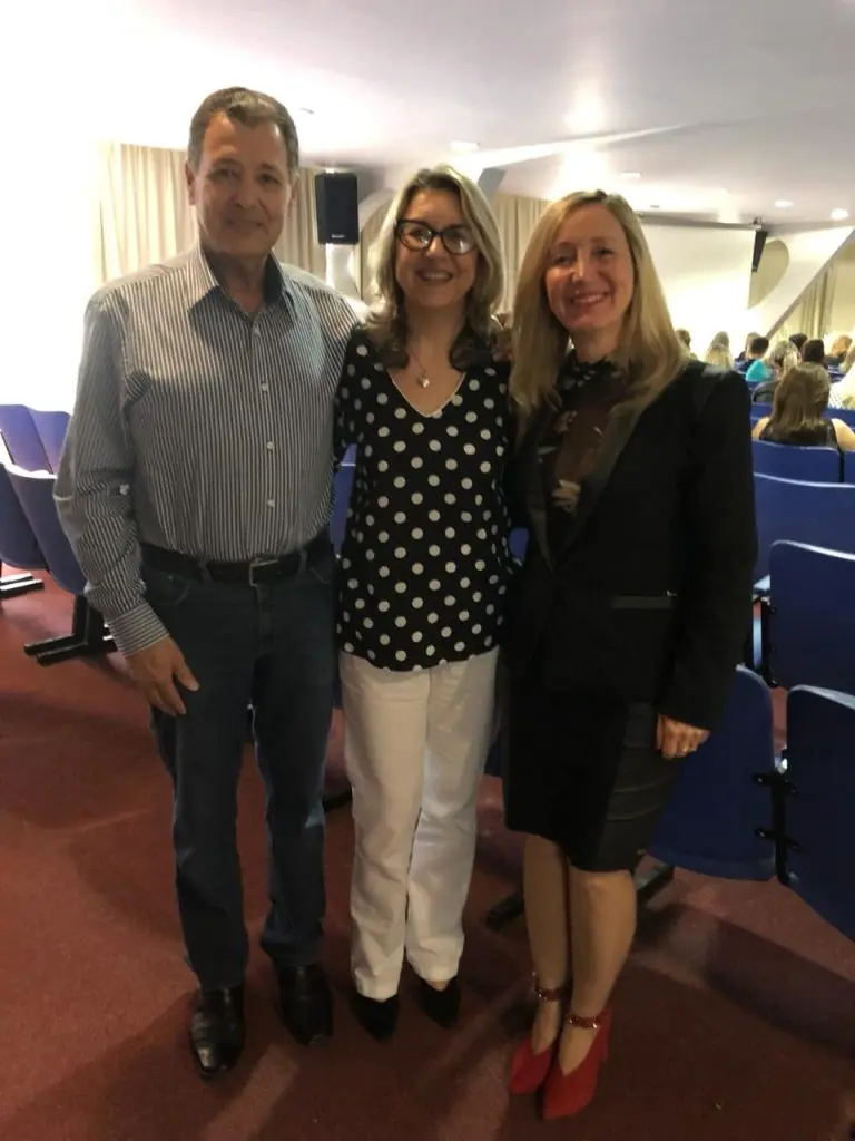 Presidente da AOESC, Sra. Diléia, com o Presidente da AAESC, Sr. Eloi Zambon e a Presidente da ASESC, Sra. Rosimeri Jorge da Silva