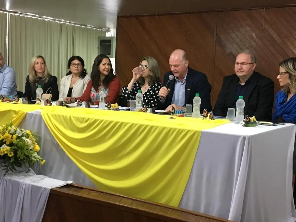 Secretário Adjunto, Sr. Gildo Volpato, da Secretaria de Estado da Educação de Santa Catarina, fazendo o seu relato.