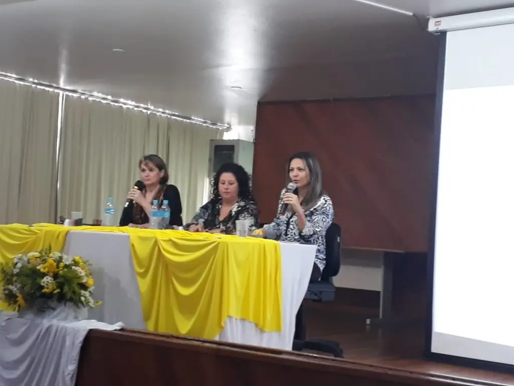 Mesa Redonda: "Gestão Escolar e comunicação na mediação de conflitos", com as Palestrantes: Doutoranda Sabrina Severo da Silva e Juliana Ribeiro Goulart, com a Coordenação da Especialista Marly da Rosa de Carvalho.