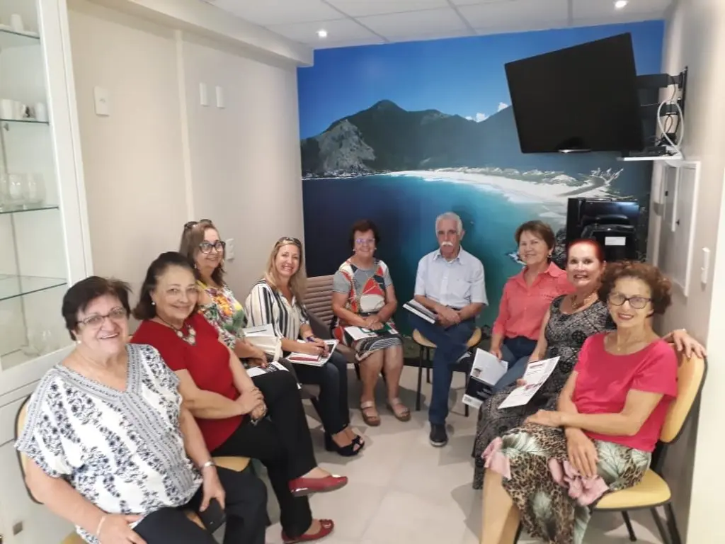 Presentes na reunião: Presidente da AOESC, Sra. Diléia Pereira Bez Fontana, com a Presidente da ACP, Sra. Maria de Andrade da Silva, Sra. Marilda de Souza, Sra. Otirma T. Ramos Medeiros, Sra. Maria Auxiliadora Auxiliadora Alves Bush, Sra. Marilane Aquino Vieira da Silva, Sra. Sirene Amélia B. Bitencourt e o Sr. Rubens de Campos Trovão;