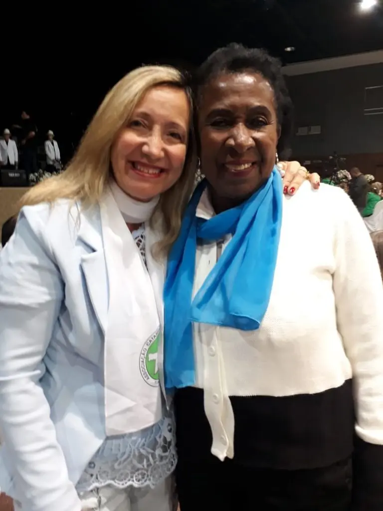 Presidente da AOESC, Sra. Diléia com Profa. do Ginásio na E.B. Aderbal Ramos da Silva em Tubarão.