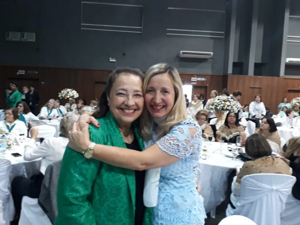Presidente da AOESC, Sra. Diléia com Profa. do Ginásio na E.B. Aderbal Ramos da Silva em Tubarão.