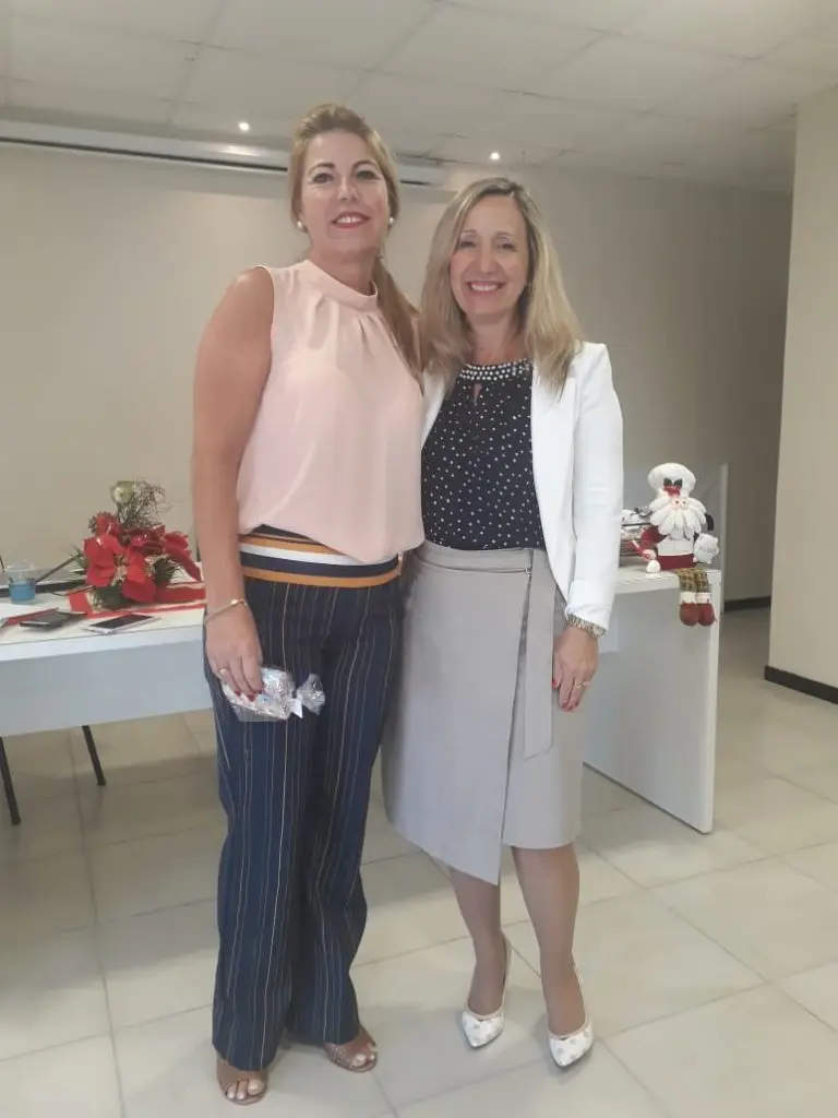 Presidente O.E. Diléia Pereira Bez Fontana, com a Representante da AGEMED, Sra. Roselâne Alves. 