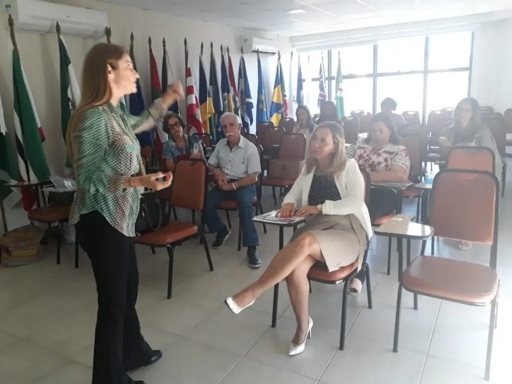 Palestrante Professora Mestra Cláudia Messores. Tema da Palestra: “Aposentadoria: Como encarar esse novo ciclo?”