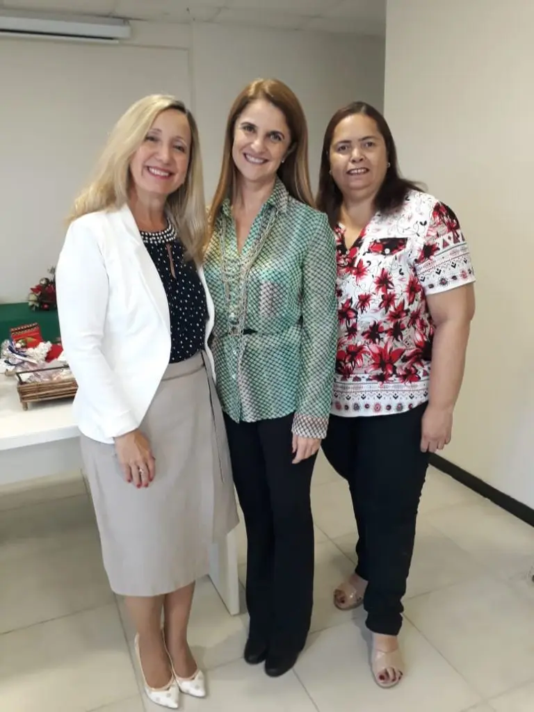 Presidente O.E. Diléia Pereira Bez Fontana e Tesoureira Lúcia Maria dos Santos Machado, com a Palestrante Profs. Msc. Cláudia Messores 