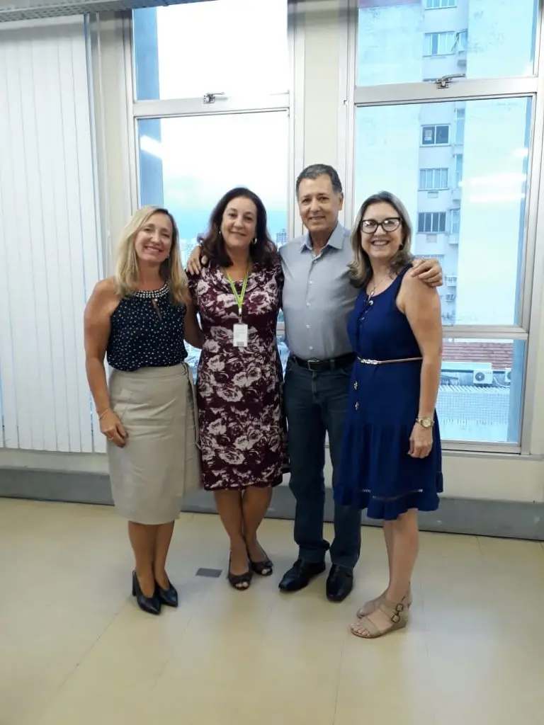 Presentes na reunião, Sra. Diléia Pereira Bez Fontana, Presidente da Associação dos Orientadores Educacionais de Santa Catarina- AOESC, Sra. Rosimeri Jorge da Silva, Presidente da Associação dos Supervisores Escolares de Santa Catarina – ASESC, Sr. Elói Zambon, Presidente da Associação dos Administradores Escolares de Santa Catarina – AAESC, com a Diretora de Gestão da Rede Estadual/DIGR/SED, Sra. Isabela Regina Fornari Müller.