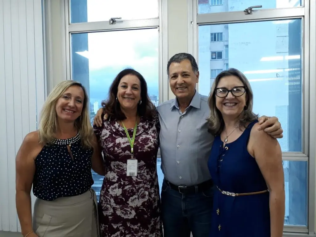 Presentes na reunião, Sra. Diléia Pereira Bez Fontana, Presidente da Associação dos Orientadores Educacionais de Santa Catarina- AOESC, Sra. Rosimeri Jorge da Silva, Presidente da Associação dos Supervisores Escolares de Santa Catarina – ASESC, Sr. Elói Zambon, Presidente da Associação dos Administradores Escolares de Santa Catarina – AAESC, com a Diretora de Gestão da Rede Estadual/DIGR/SED, Sra. Isabela Regina Fornari Müller.