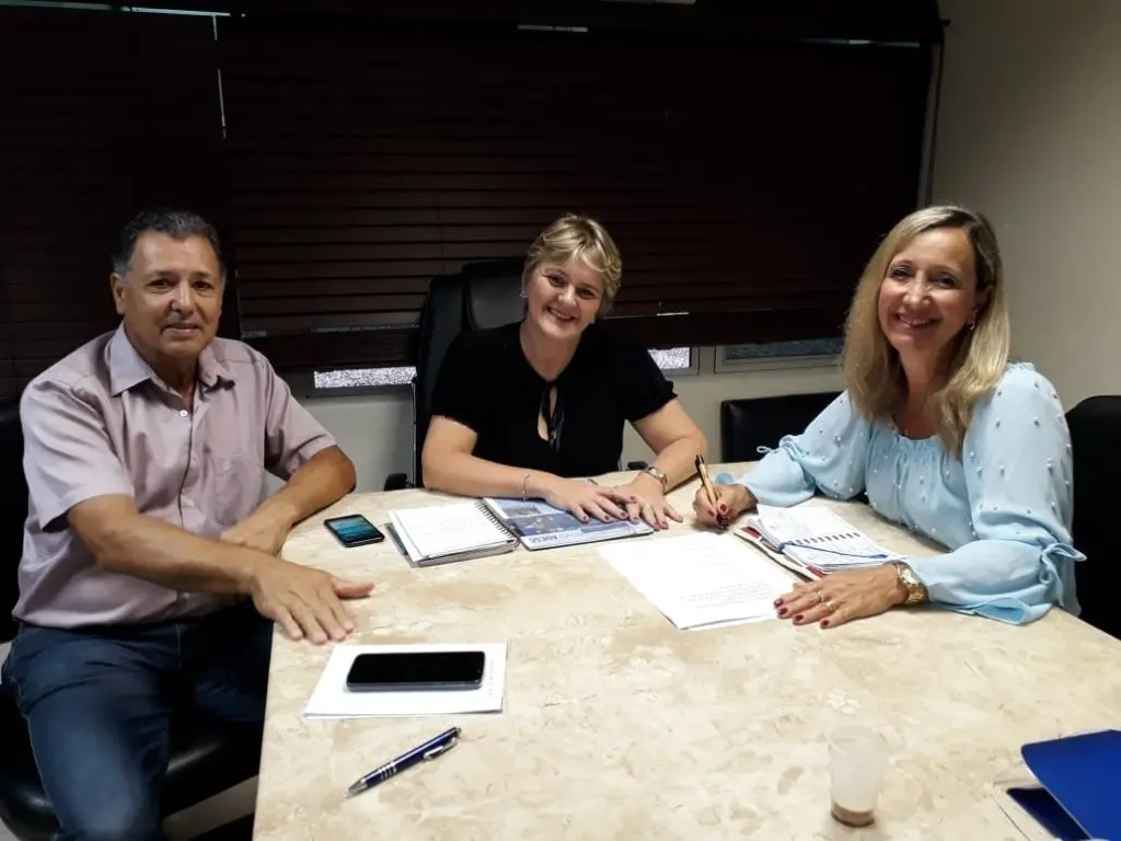 Presentes na Reunião a Sra. Presidente da Associação dos Orientadores Educacionais de Santa Catarina - AOESC a Sra. Diléia Pereira Bez Fontana, o Presidente da Associação dos Supervisores Escolares de Santa Catarina – ASESC, Sr. Elói Zambon e a Deputada Estadual Sra. Luciana Carminatti. 