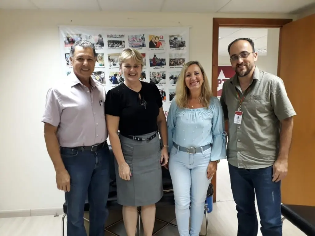 Presentes na Reunião a Sra. Presidente da Associação dos Orientadores Educacionais de Santa Catarina - AOESC a Sra. Diléia Pereira Bez Fontana, o Presidente da Associação dos Supervisores Escolares de Santa Catarina – ASESC, Sr. Elói Zambon, a Deputada Estadual Sra. Luciana Carminatti e seu Assesor , o Sr. Vilson Nei.