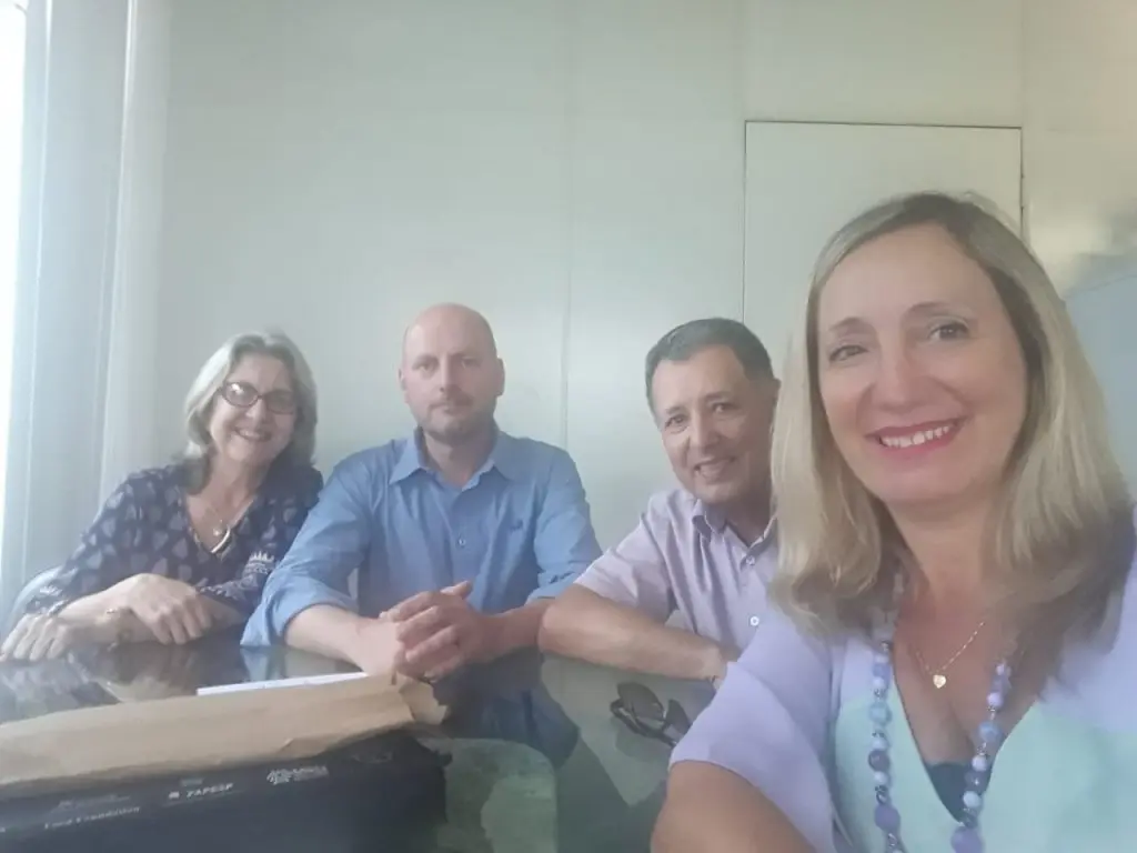 Presentes na Reunião a Sra. Presidente da Associação dos Orientadores Educacionais de Santa Catarina – AOESC a Sra. Diléia Pereira Bez Fontana,a Sra Rosimeri Jorge da Silva, Presidente da Associação dos Supervisores Escolares, o Presidente da Associação dos Administradores Escolares de Santa Catarina – AAESC Sr. Elói Zambon e o Diretor de Gestão de Pessoas da SED, Sr. Bruno Alfred Strunck.