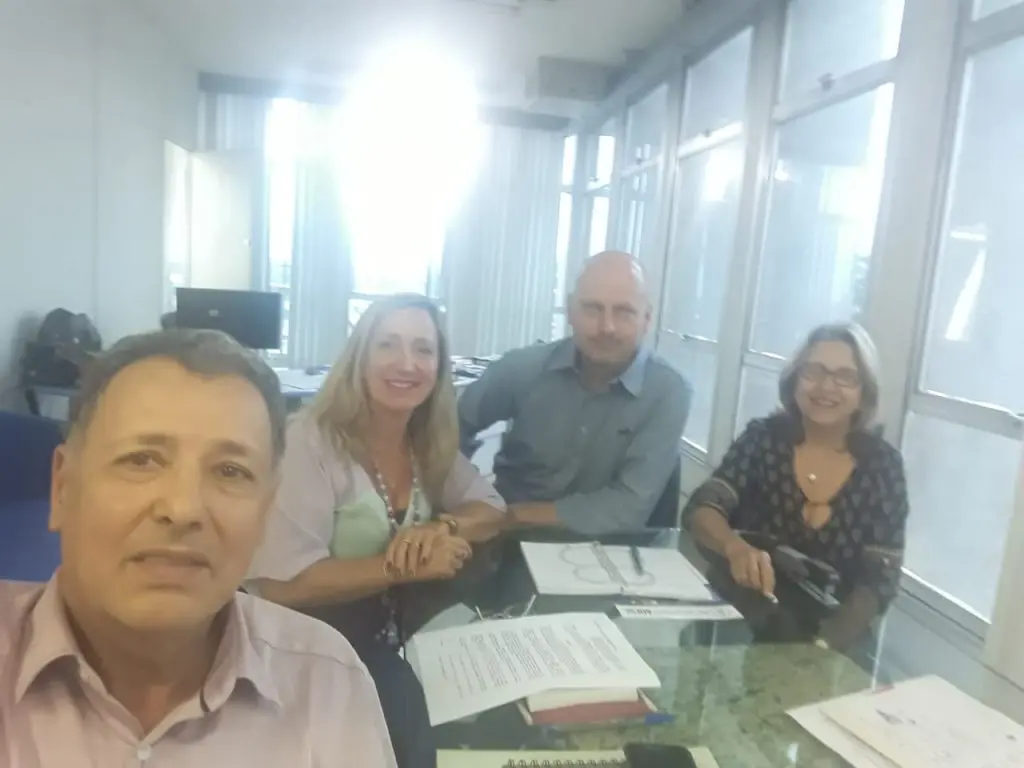 Presentes na Reunião a Sra. Presidente da Associação dos Orientadores Educacionais de Santa Catarina – AOESC a Sra. Diléia Pereira Bez Fontana,a Sra Rosimeri Jorge da Silva, Presidente da Associação dos Supervisores Escolares, o Presidente da Associação dos Administradores Escolares de Santa Catarina – AAESC Sr. Elói Zambon e o Diretor de Gestão de Pessoas da SED, Sr. Bruno Alfred Strunck.