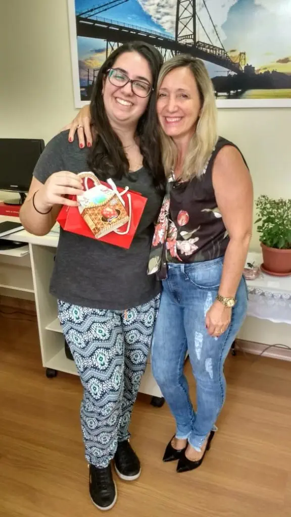 Presidente Diléia Pereira Bez Fontana, com a estagiária Ariana.