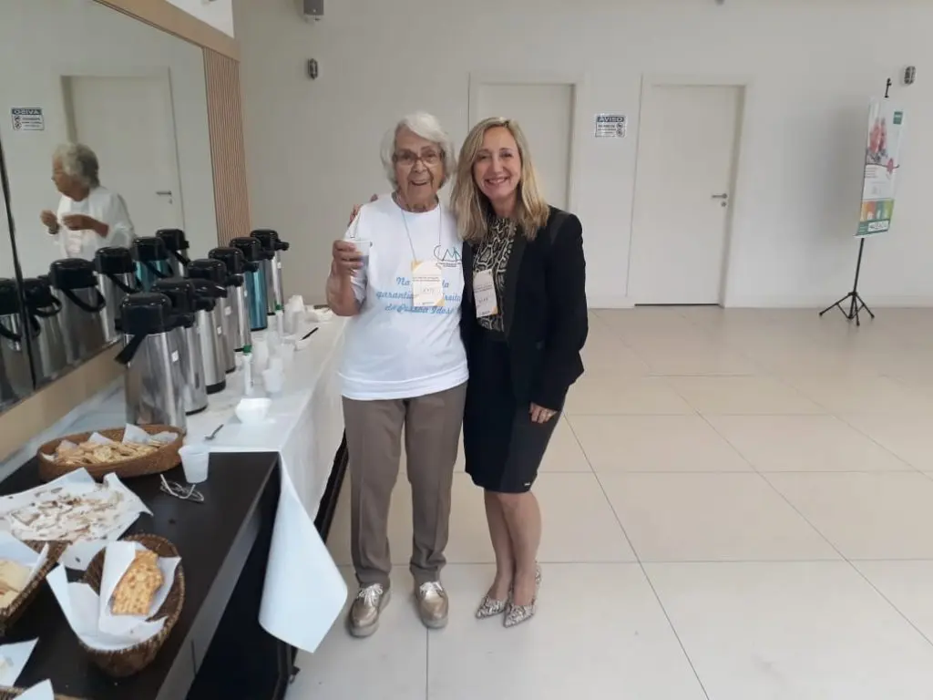 Presidente da AOESC, Sra. Diléia Pereira Bez Fontana com a Presidente do Conselho Municipal do Idoso, Sra. Leny Baessa.