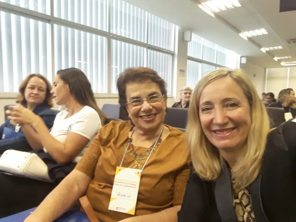 Presidente da AOESC, Diléia Pereira Bez Fontana com a ex Presidente do CMI Rosarita Bousfield.