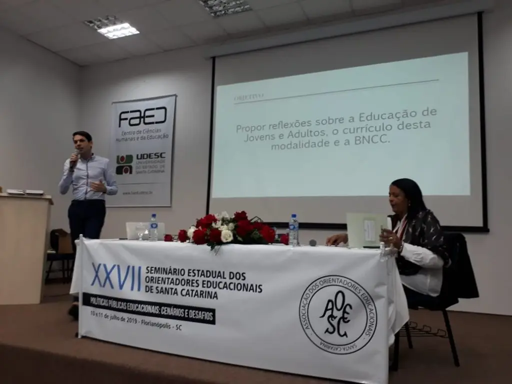 Palestra: “Dialogando sobre a EJA e as Políticas Públicas/BNCC” Palestrante: Prof. Dr. Anderson Carlos Santos de Abreu. Coordenadora de Mesa: Profa. Dra. Vera Márcia Marques Santos ( LabEduSex- UDESC/CEAD) 