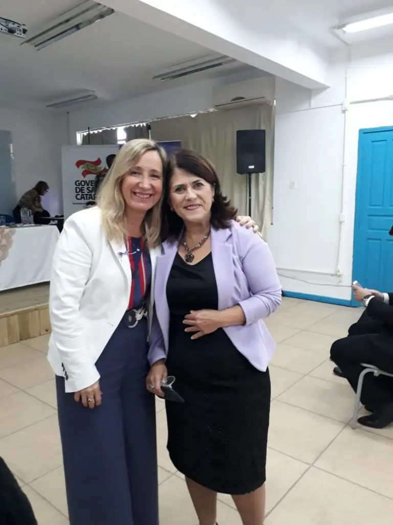 A Presidente O.E. Diléia Pereira Bez Fontana com a Coordenadora da COORDENADORIA DA MULHER DE FLORIANÓPOLIS Sr. Roseli Pereira .