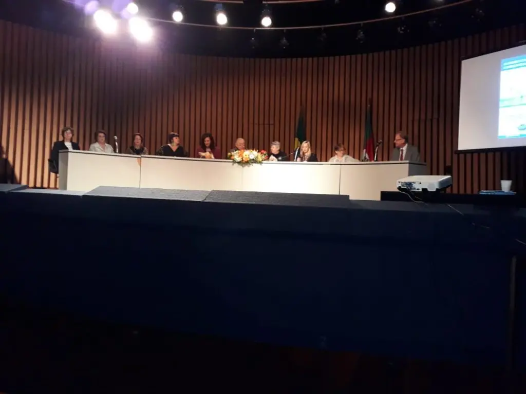 Presidente Sra. Diléia Pereira Bez Fontana participando da Mesa de Autoridades na Solenidade de Abertura.